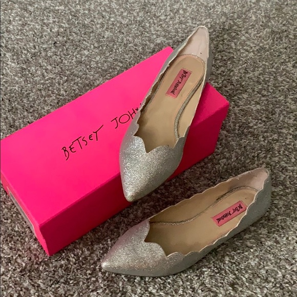 Betsy Johnson Silver Sparkly Flats - Picture 1 of 4